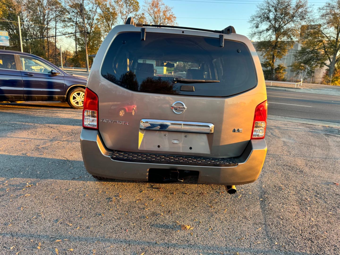 2006 Gray Nissan Pathfinder LE 2WD (5N1AR18U46C) with an 3.5L V6 DOHC 24V engine, 5-Speed Automatic Overdrive transmission, located at 307 West Marshall Avenue, Longview, TX, 75601, (903) 753-3091, 32.500828, -94.742577 - Photo#2